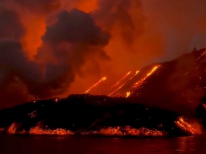 Lava del Cumbre Vieja llega al mar por tercer punto