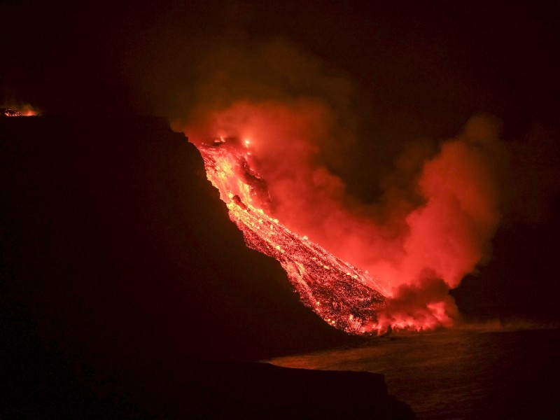 Lava del Cumbre Vieja toca el mar sin gases venenosos