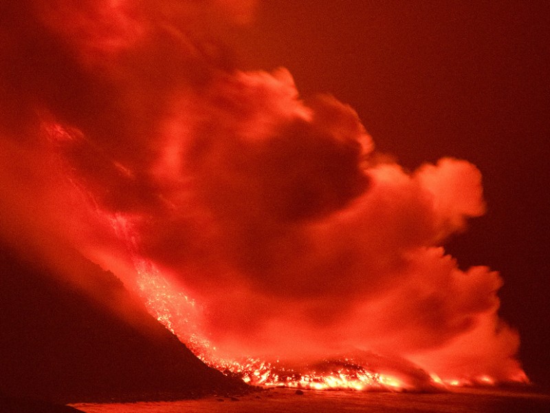 Lava del volcán “Cumbre Vieja” llega al mar