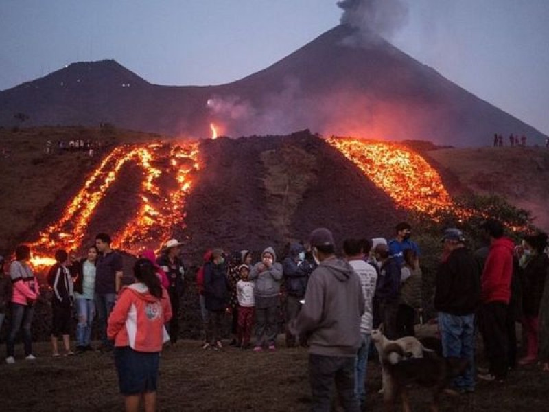 Lava del volcán Pacaya amenaza a localidad en Guatemala