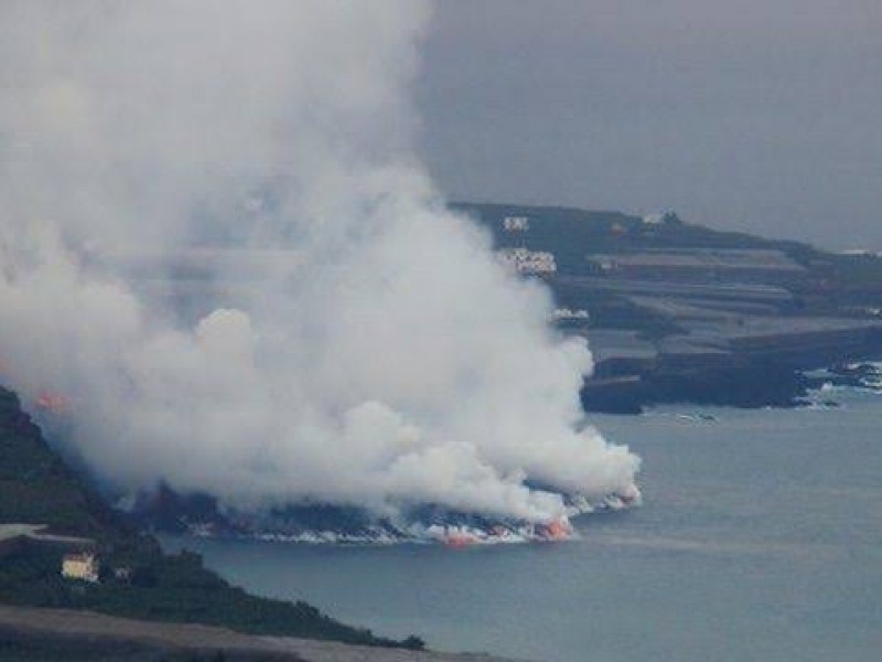 Lava llega de nuevo al mar en La Palma