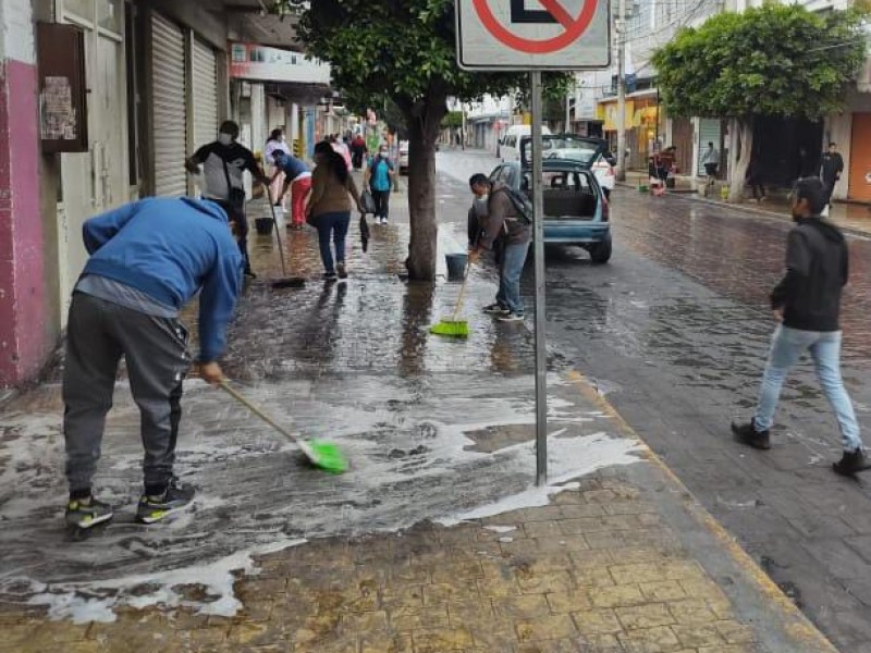 Lavan calles perimetrales del mercado 16 de Marzo ante contaminación