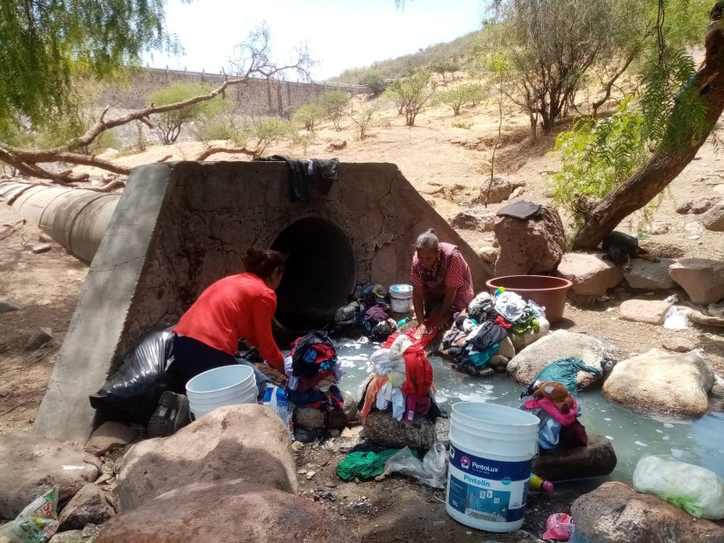 Lavan prendas en arroyo de Alfaro ante falta de agua