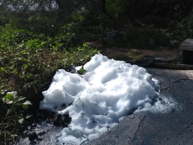 Lavandería desecha residuos en drenaje de la Cantera