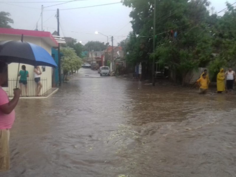 Le cae rayo a persona en Mazatlán