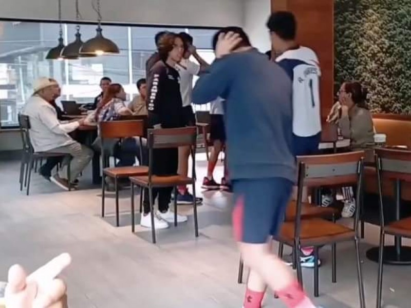 Le explota audífono a joven dentro de cafetería