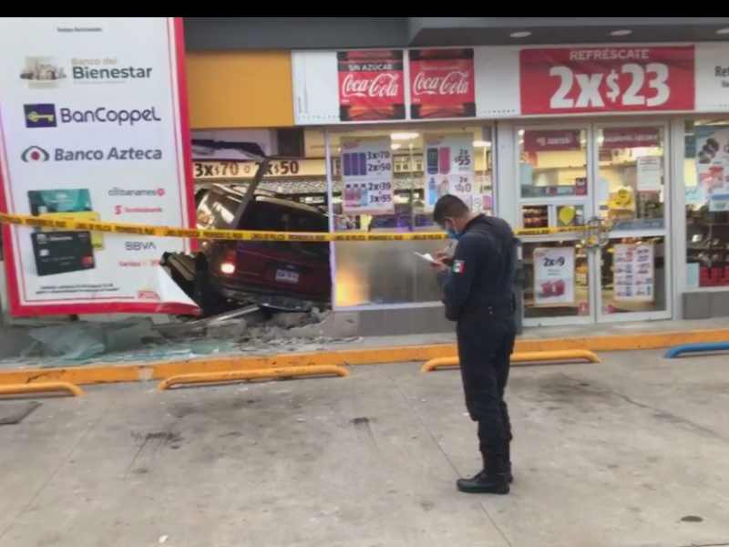 Le pidieron portar cubrebocas, estrelló su auto contra la tienda