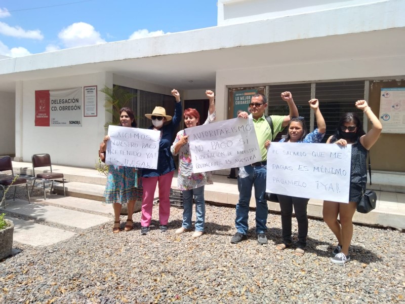 Sonora: retienen sueldo a maestros y se manifiestan