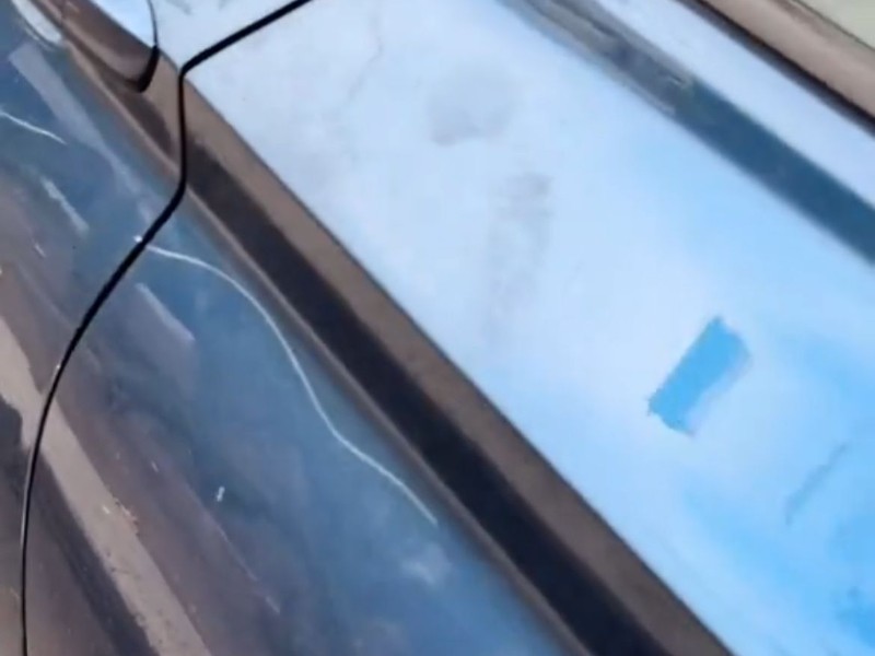 Le rayan su coche en Costco por estacionarse