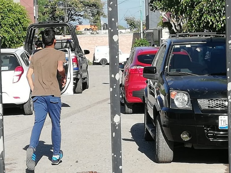 Le roban 30 mil frente a su casa