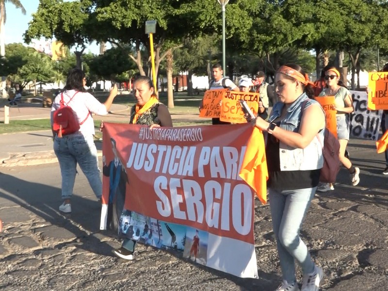 Leen carta de Sergio en plena manifestación en su defensa