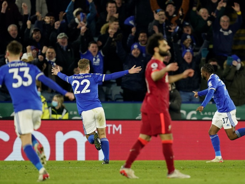 Leicester City tropieza al Liverpool que se aleja del liderato