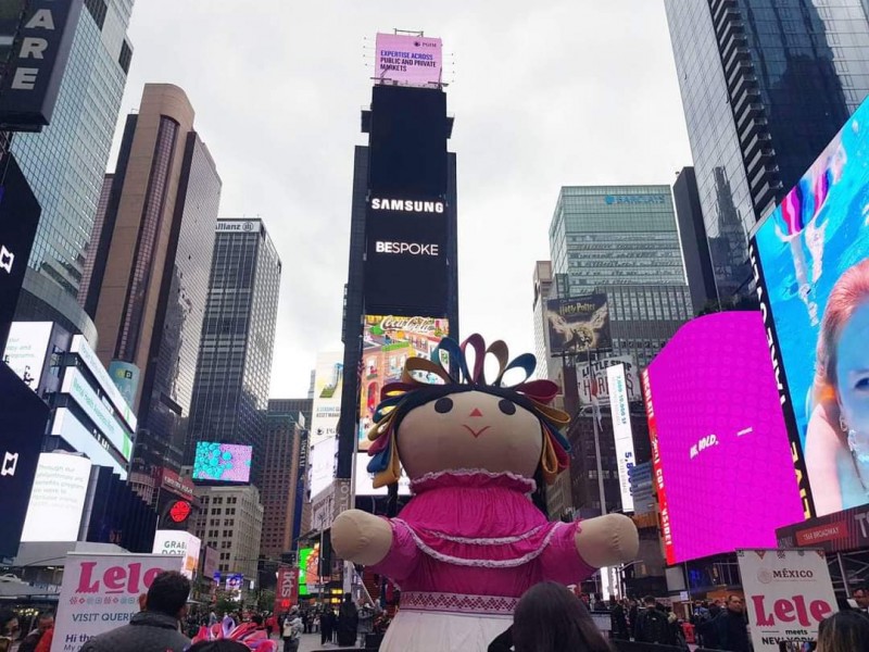 Lele hizo escala en Times Square, NY