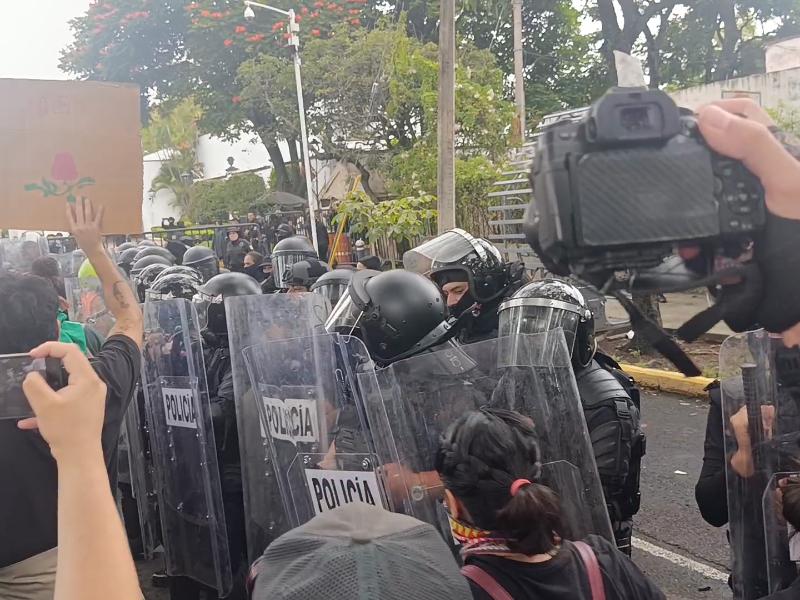Lemus ordena investigar posibles abusos policiales tras disturbios en Casa Jalisco