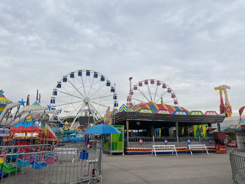 Leoneses disfrutan de juegos mecánicos de Feria León