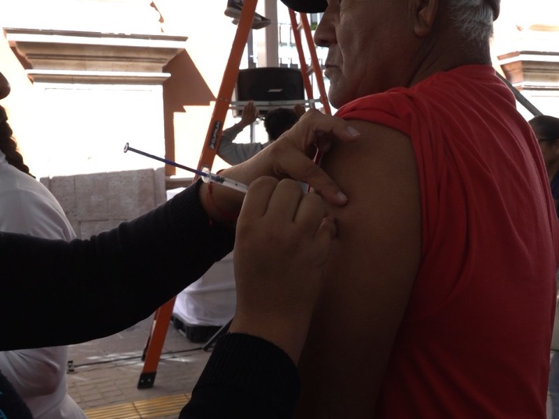 Leoneses mantienen el habito de lavarse las manos y aplicarse vacunas