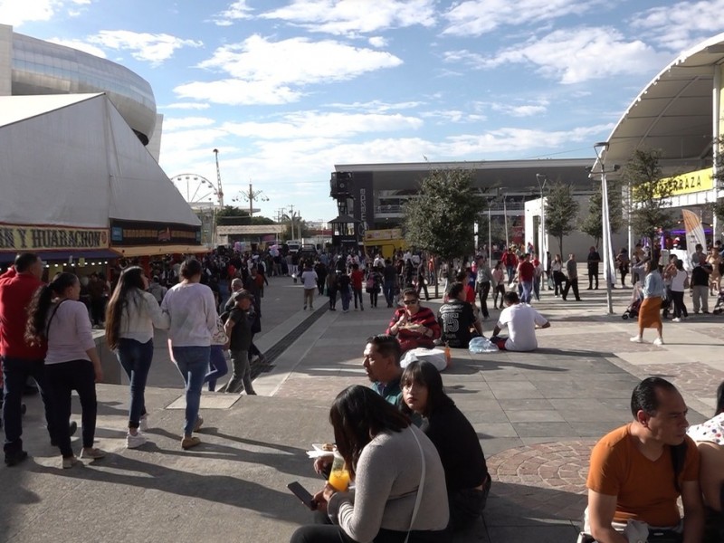 Leoneses van a la feria con “feria”