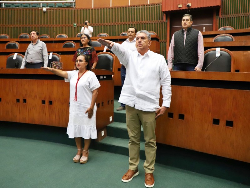 Leopoldo Castro rinde protesta como alcalde suplente de Petatlán
