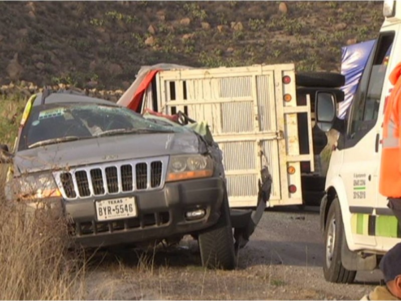 Les cae encima camioneta, muere mujer