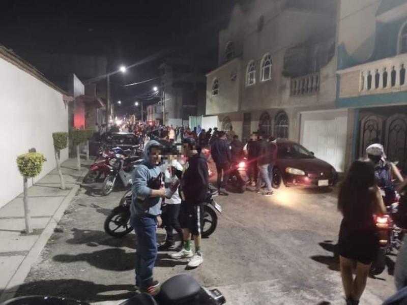 Clausuran fiesta a 300 jóvenes en Texmelucan, Puebla