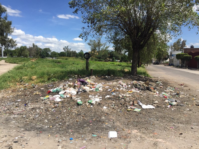 Les limpian tiradero y vuelven a dejar basura