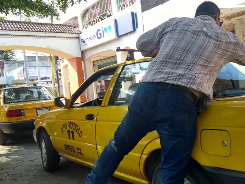 Les prometieron concesión de taxi; Denuncian