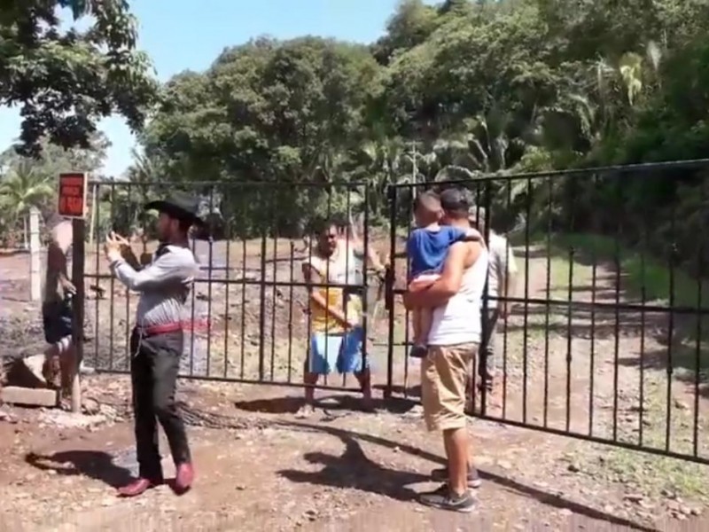 Les vuelven a cerrar playa Limoncito; habitantes hacen justicia propia