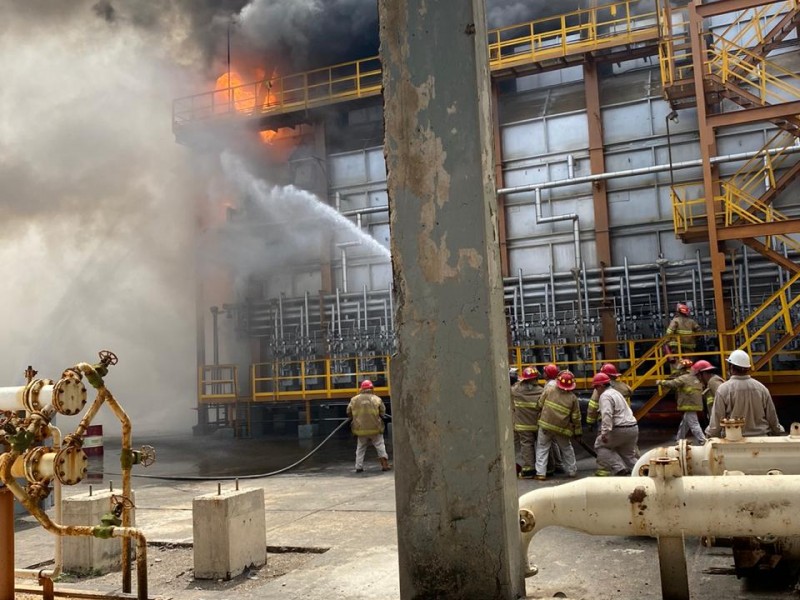 Lesionado de gravedad por incendio en refinería de Salina Cruz