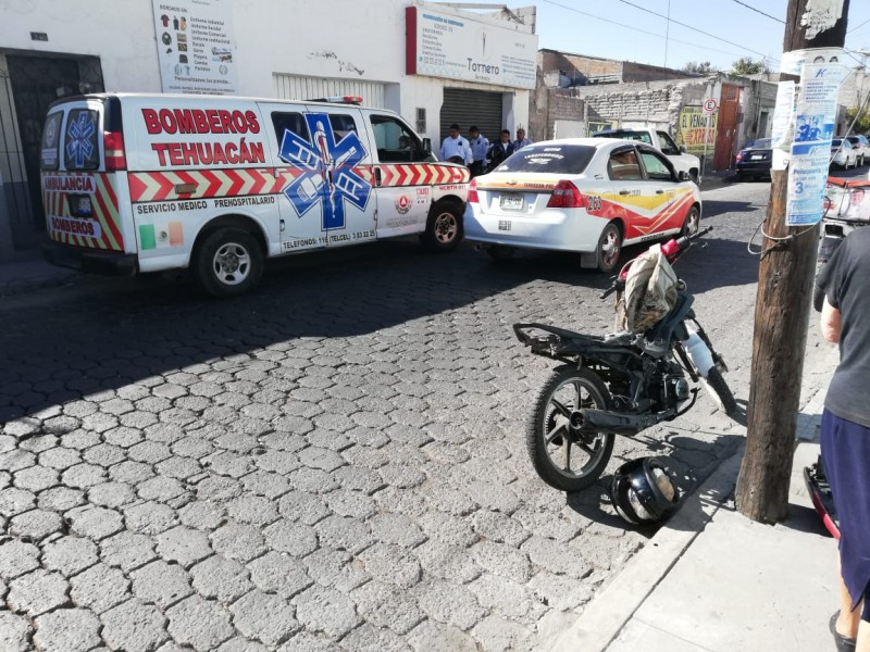 Lesionado motociclista al chocar con camioneta