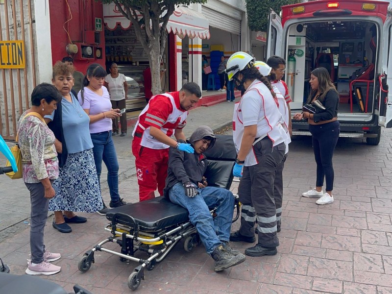 Lesionado motociclista al derrapar en la 3 oriente