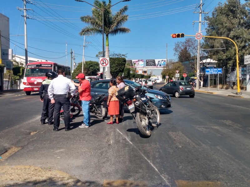 Lesionado motociclista en un corte de circulación