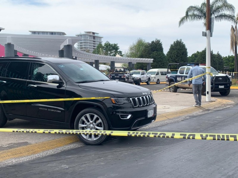 Levantan a conductor de camioneta Cherokee frente a Trompo Mágico