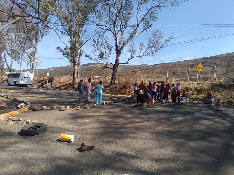 Levantan bloqueo al exterior de Mil Cumbres; no hubo respuesta