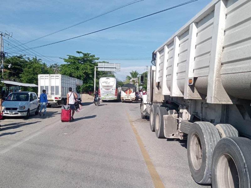 Levantan bloqueo carretero en “Atoyac”