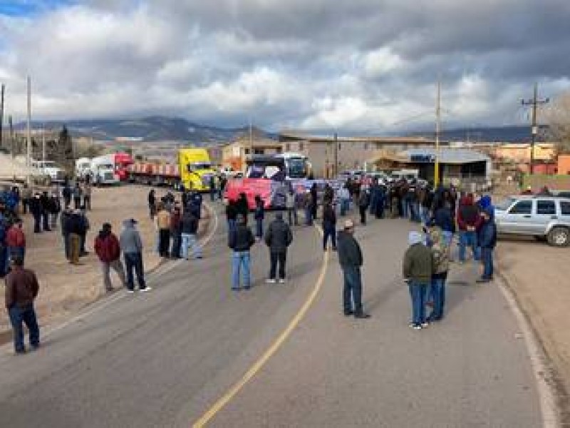 Levantan bloqueo carretero mineros de Cananea