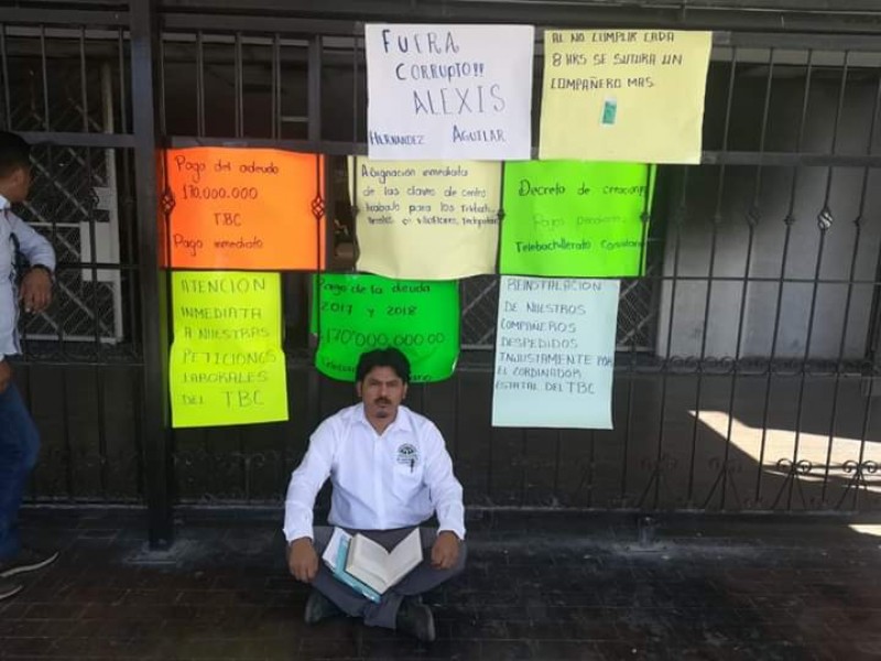 Levantan huelga de hambre docentes