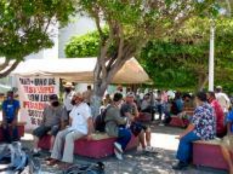 Levantan plantó pescadores en Conapesca