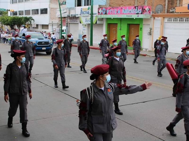 Levantan plantón alumnos de preparatoria militarizada, pero amagan con regresar