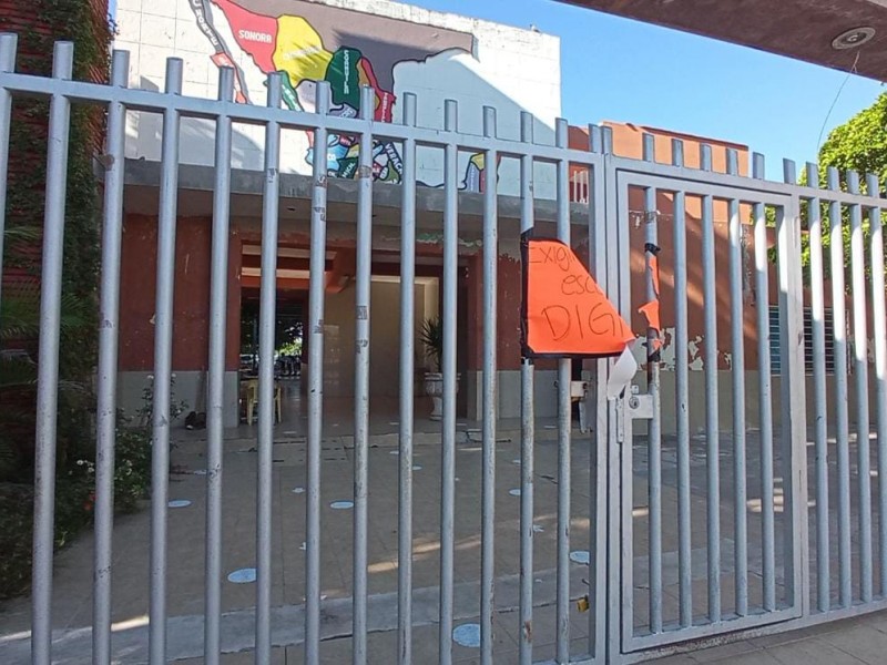 Levantan plantón en primaria Justo Sierra, alumnos vuelven a clases