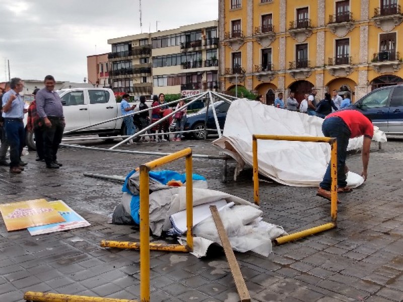 Levantan plantón para exigir entrega de beca universal