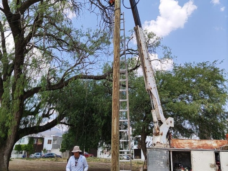 Levantan poste caído en la Avenida Cuauhtémoc en la Tepeyac