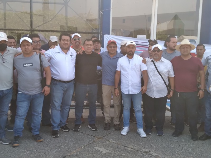 Levantan trabajadores planton afuera de oficinas del Cobach