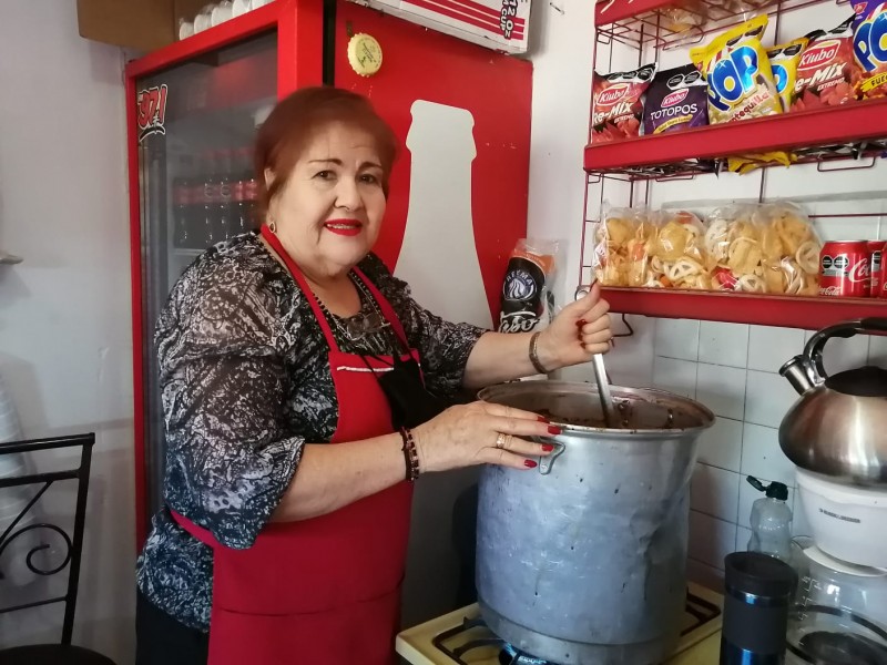 Leyda Molina prepara champurrado desde hace 50 años
