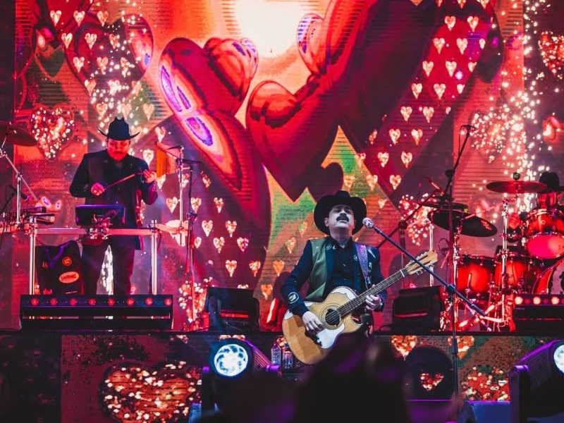 Leyendas de la Música Norteña Encendieron el Coliseo Centenario