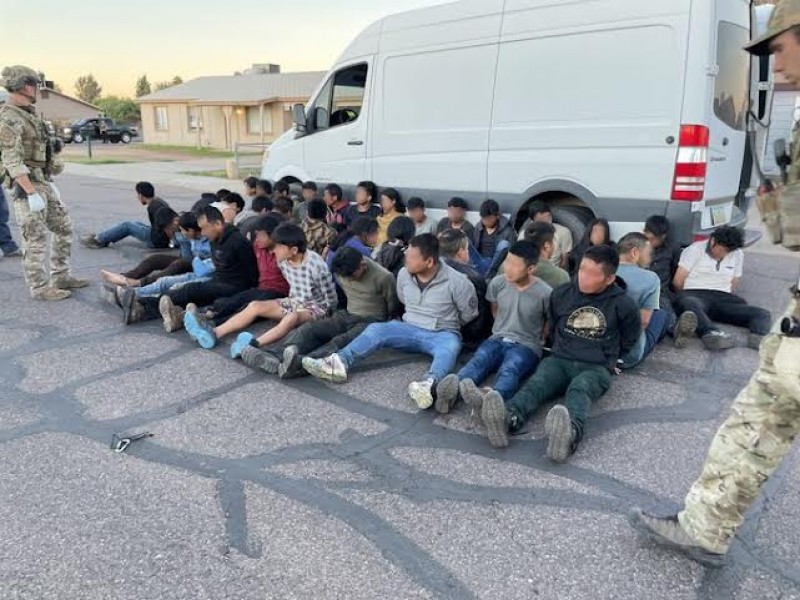 Liberan a 46 migrantes de casa de seguridad en Arizona