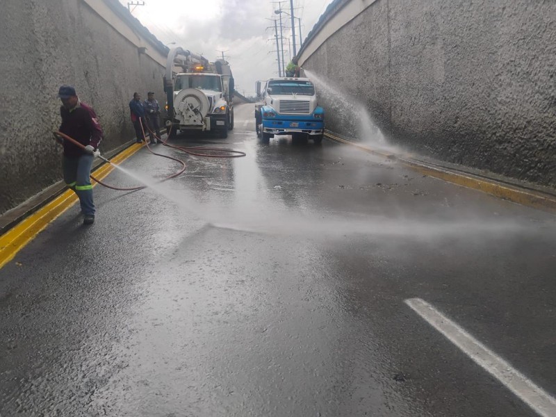 Liberan bajo puente en Toluca tras presentar inundaciones, realizaron limpieza