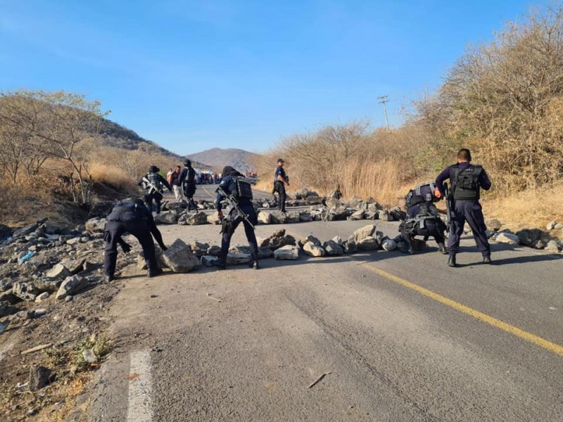 Liberan bloqueo en carretera Aguililla- Apatzingán