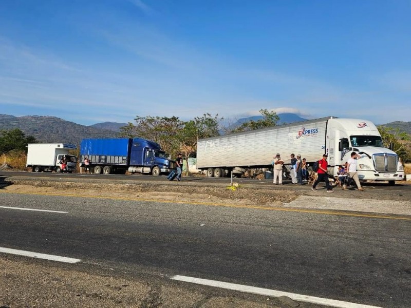 Liberan carretera costera ante promesa de rehabilitación de planta residual