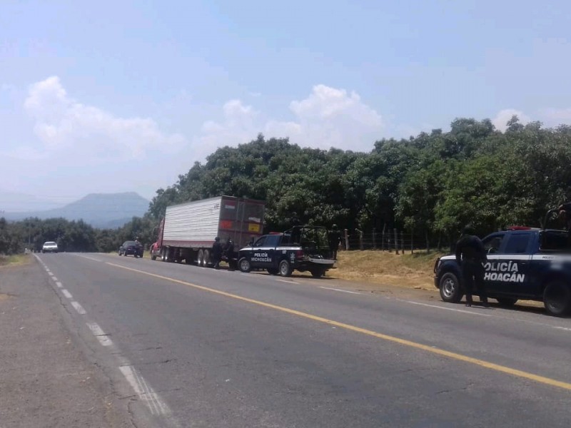 Liberan transito en carretera Uruapan - Lombardía