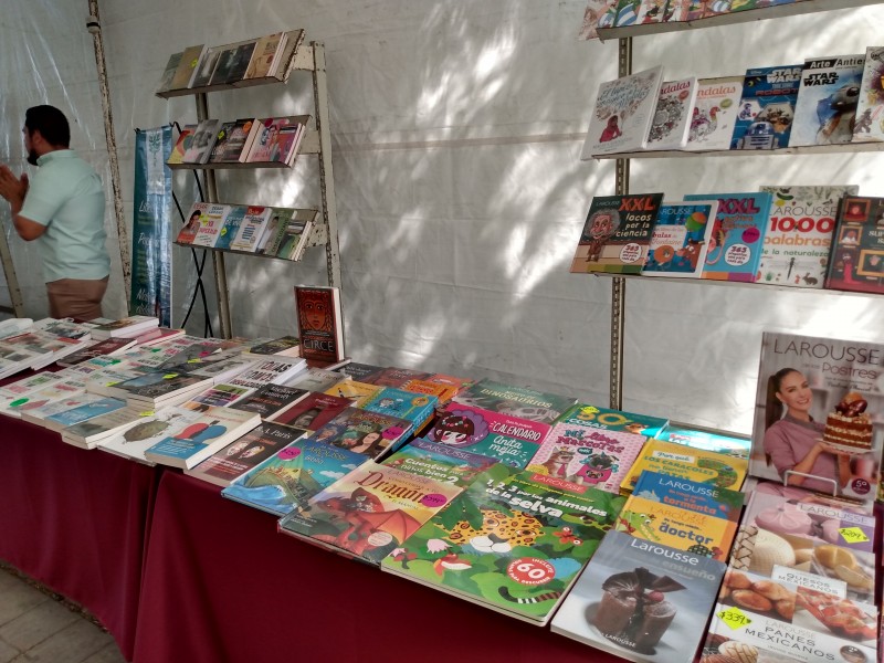 Librerías se resisten a bajar cortinas